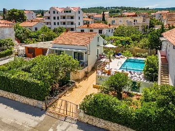 Supetar 2-Bedroom Holiday House with Heated Pool