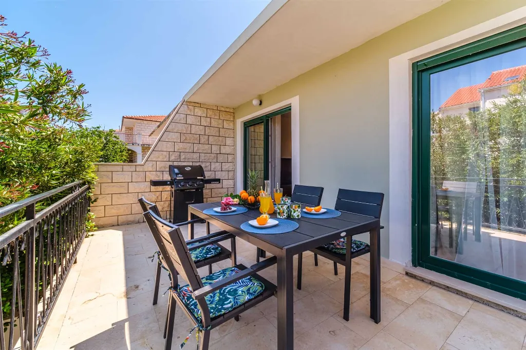 Supetar 2-Bedroom Holiday House with Heated Pool