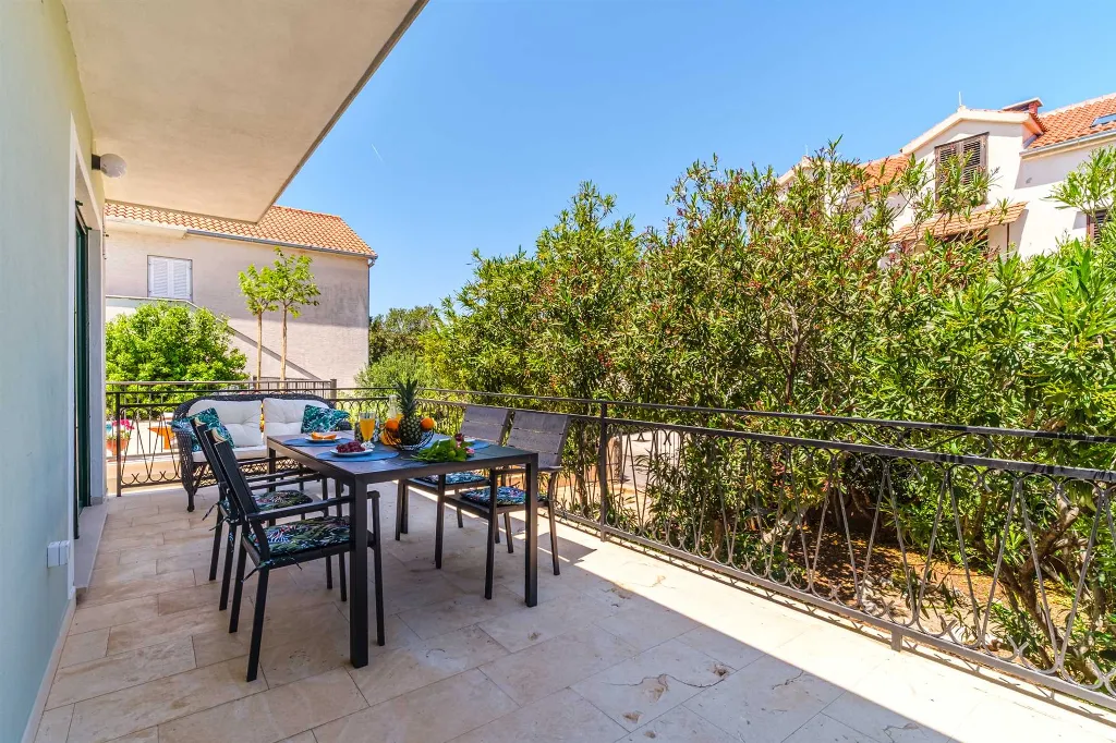 Supetar 2-Bedroom Holiday House with Heated Pool