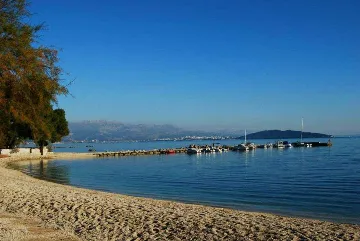 Two-Bedroom Apartment in Kaštel Štafilic with Balcony