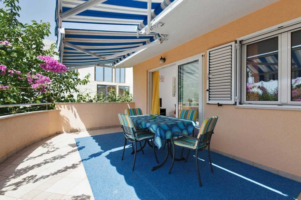 Two-Bedroom Apartment in Kaštel Štafilic with Balcony
