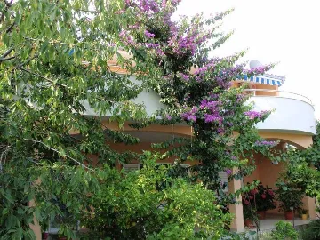 Two-Bedroom Apartment in Kaštel Štafilic with Balcony