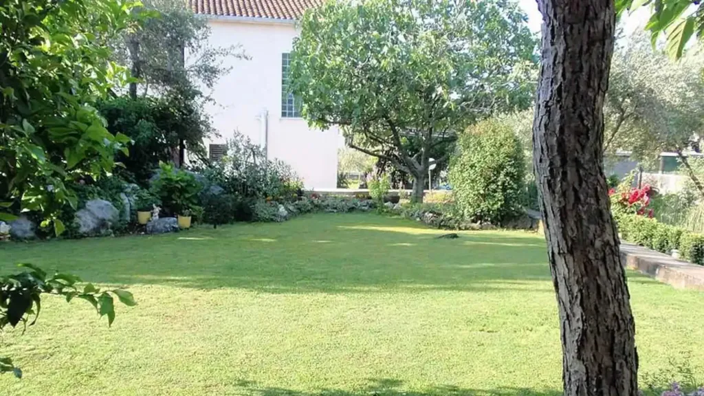 Two-Bedroom Apartment in Kaštel Štafilic with Balcony