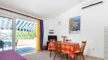 Two-Bedroom Apartment in Kaštel Štafilic with Balcony