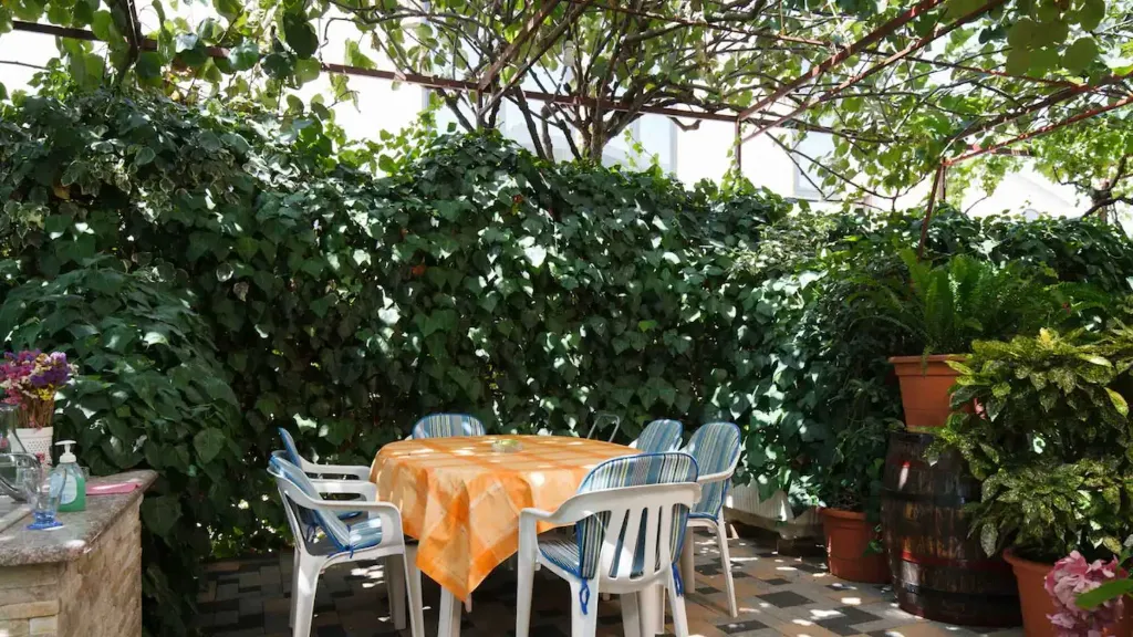 Two-Bedroom Apartment in Kaštel Štafilic with Balcony