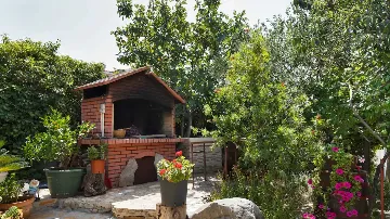 Two-Bedroom Apartment in Kaštel Štafilic with Balcony