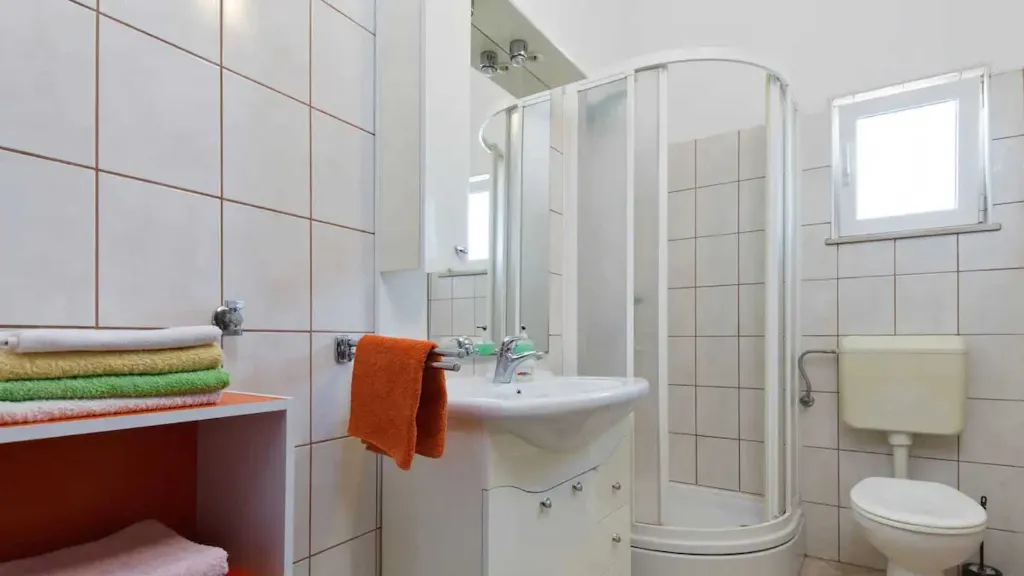 Two-Bedroom Apartment in Kaštel Štafilic with Balcony