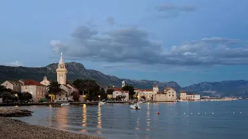 Two-Bedroom Apartment in Kaštel Štafilic with Balcony