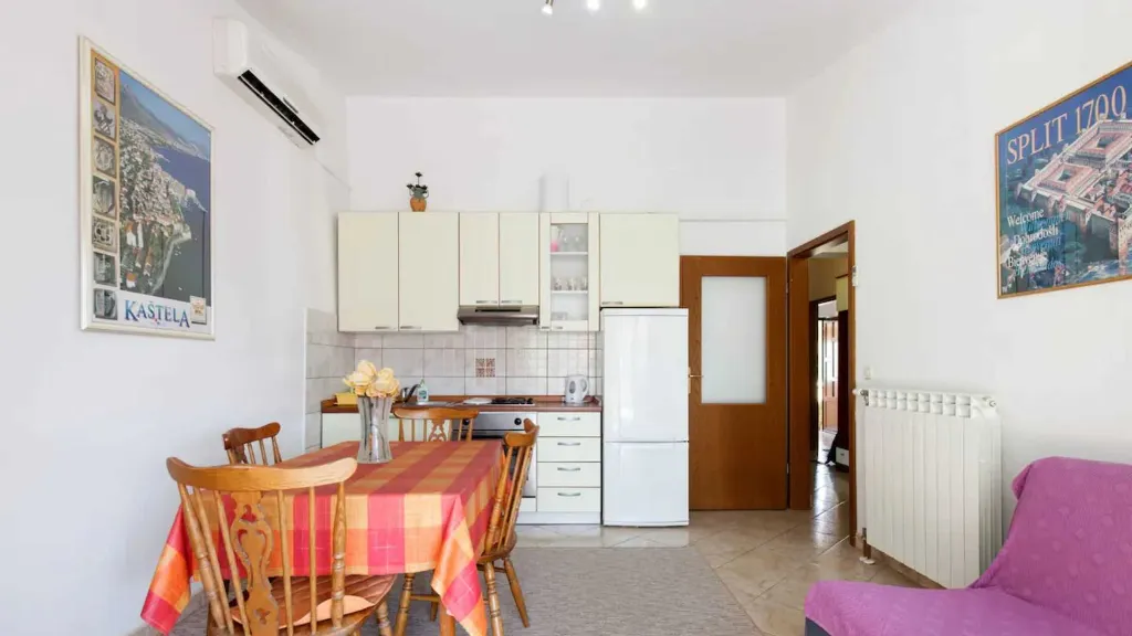 Two-Bedroom Apartment in Kaštel Štafilic with Balcony