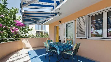 Two-Bedroom Apartment in Kaštel Štafilic with Balcony