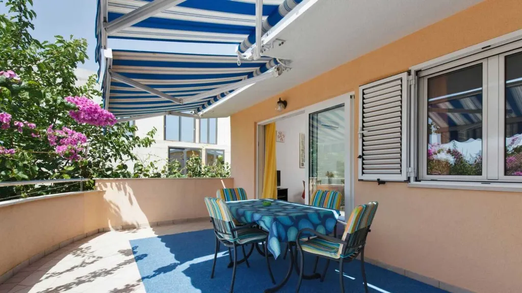 Two-Bedroom Apartment in Kaštel Štafilic with Balcony