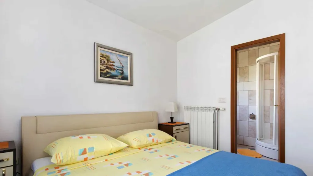 Two-Bedroom Apartment in Kaštel Štafilic with Balcony