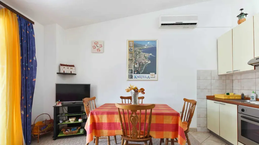 Two-Bedroom Apartment in Kaštel Štafilic with Balcony