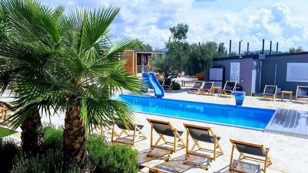 Mobile Home with Shared Pool in Pirovac