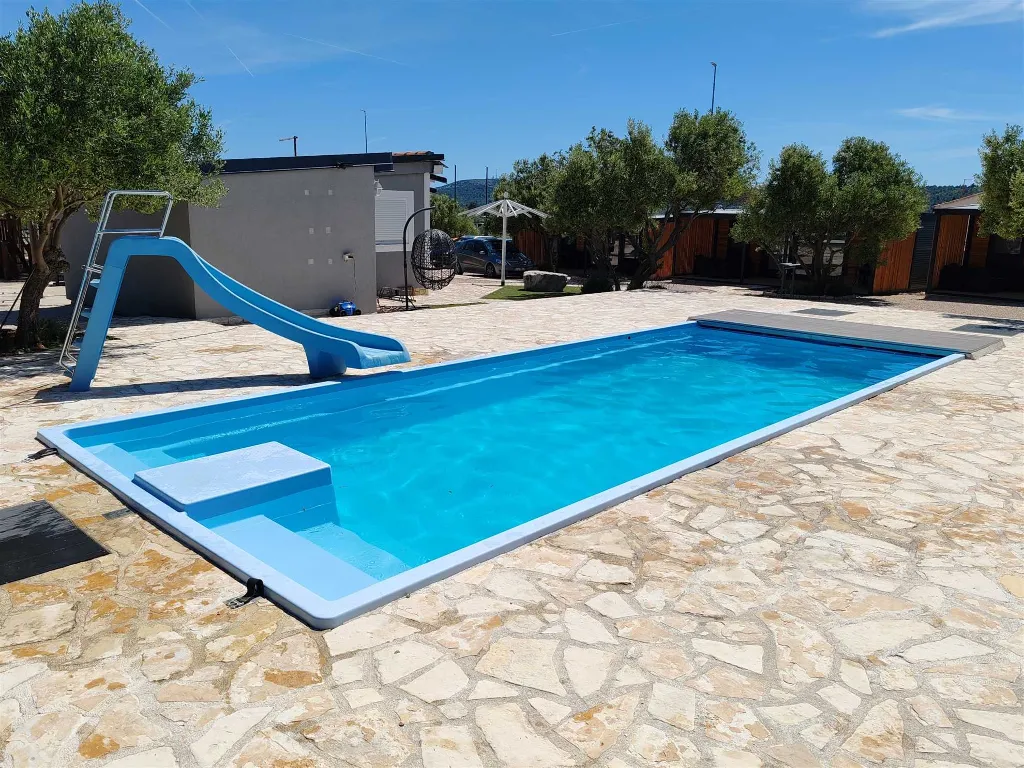 Mobile Home with Shared Pool in Pirovac