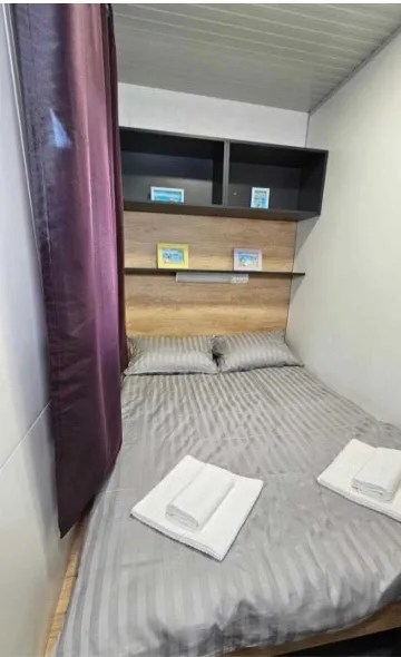 Mobile Home with Shared Pool in Pirovac