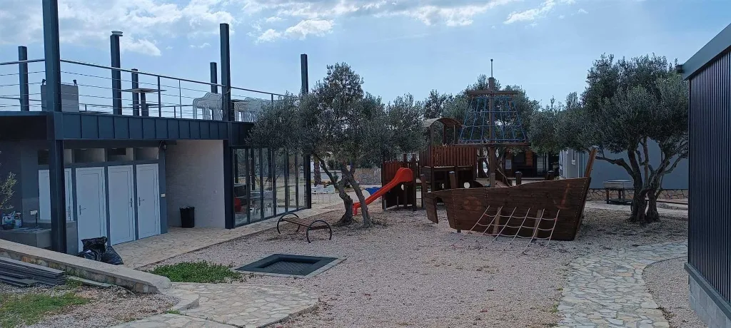 Mobile Home with Shared Pool in Pirovac
