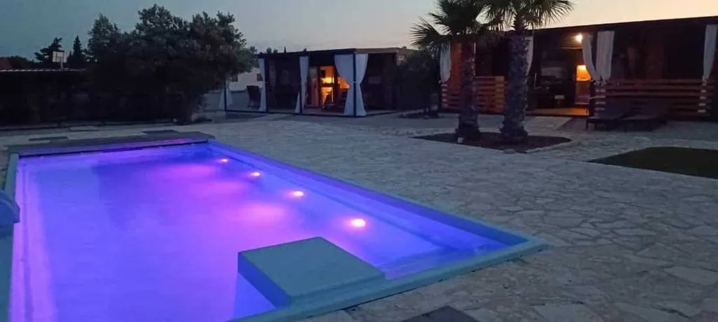 Mobile Home with Shared Pool in Pirovac