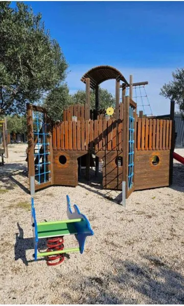 Mobile Home with Shared Pool in Pirovac