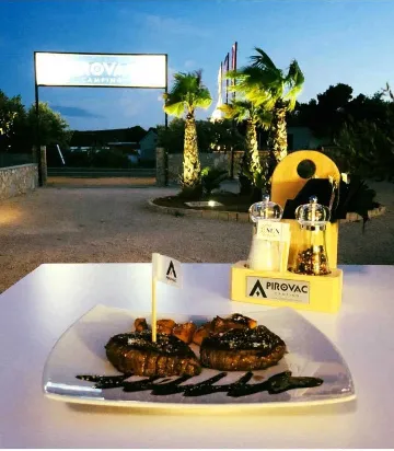 Mobile Home with Shared Pool in Pirovac