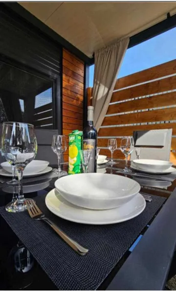 Mobile Home with Shared Pool in Pirovac