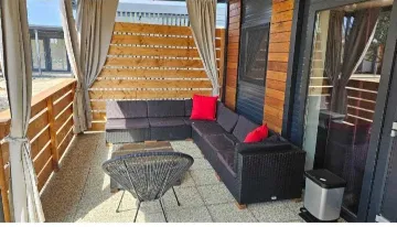 Mobile Home with Shared Pool in Pirovac