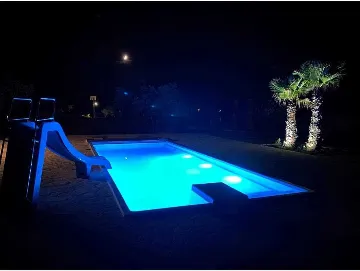 Mobile Home with Shared Pool in Pirovac