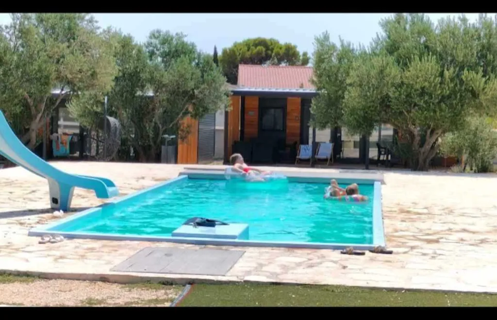 Mobile Home with Shared Pool in Pirovac