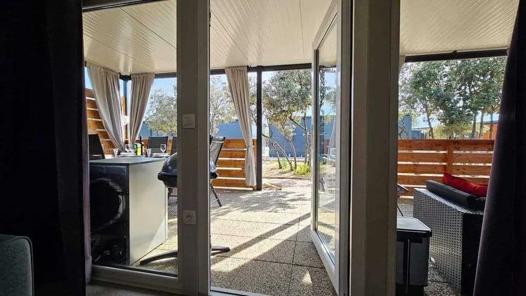 Mobile Home with Shared Pool in Pirovac