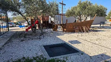 Mobile Home with Shared Pool in Pirovac