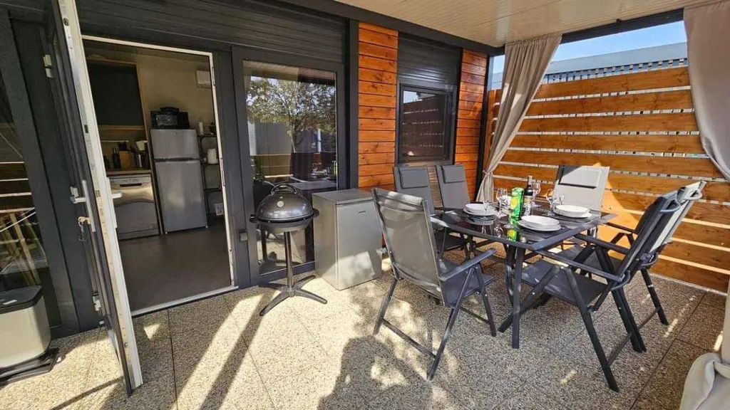 Mobile Home with Shared Pool in Pirovac