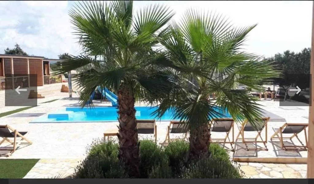 Mobile Home with Shared Pool in Pirovac