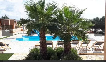 Mobile Home with Shared Pool in Pirovac