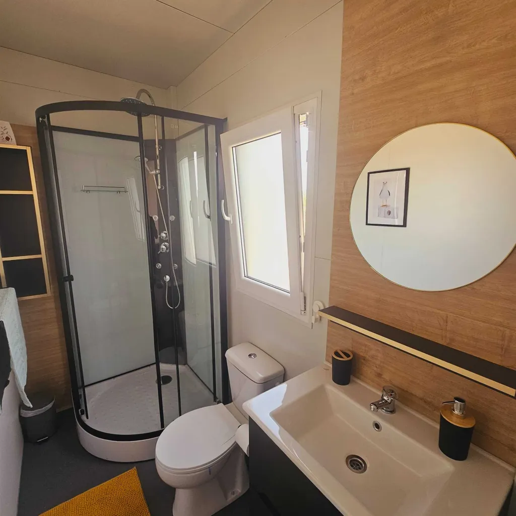 Mobile Home with Sea and Pool View in Pirovac