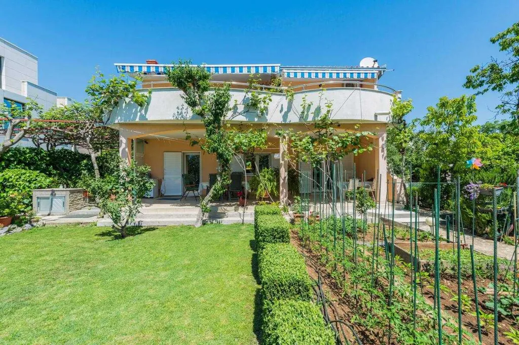 Apartment with Balcony in Kaštel Štafilić