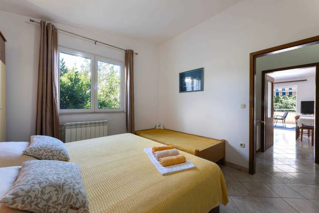 Apartment with Balcony in Kaštel Štafilić