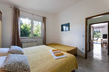 Apartment with Balcony in Kaštel Štafilić