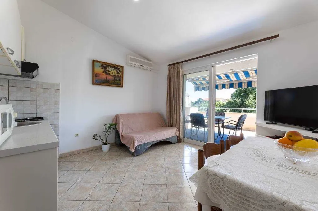 Apartment with Balcony in Kaštel Štafilić