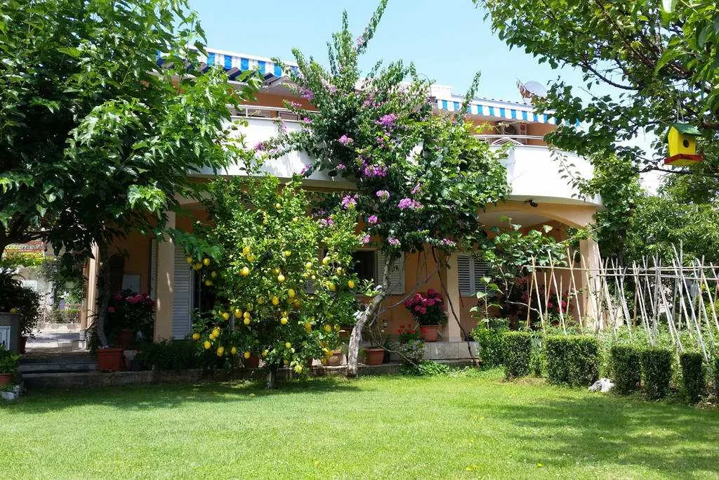 Apartment with Garden Terrace for 2 in Kaštel Štafilic