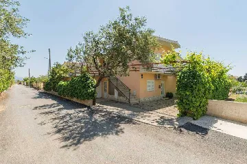 Apartment with Garden Terrace for 2 in Kaštel Štafilic