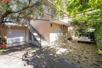 Apartment with Garden Terrace for 2 in Kaštel Štafilic