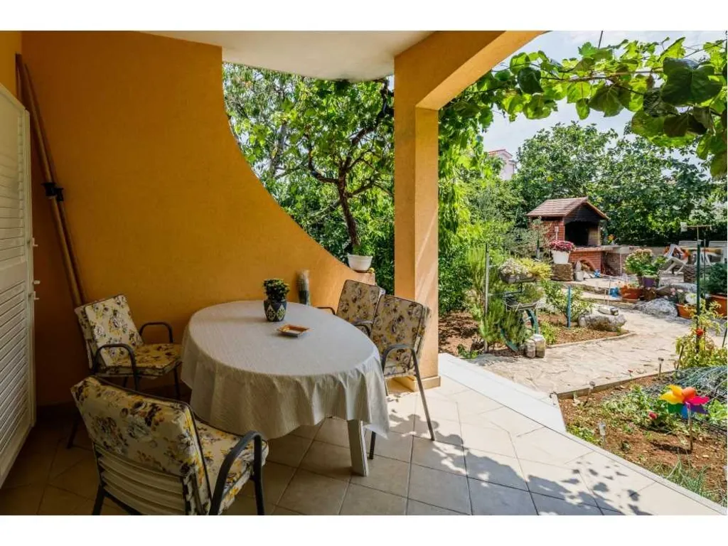 Apartment with Garden Terrace for 2 in Kaštel Štafilic