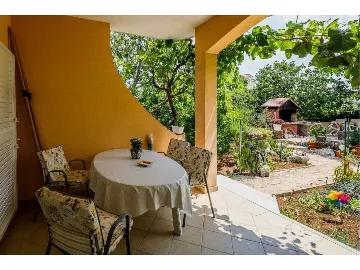 Apartment with Garden Terrace for 2 in Kaštel Štafilic