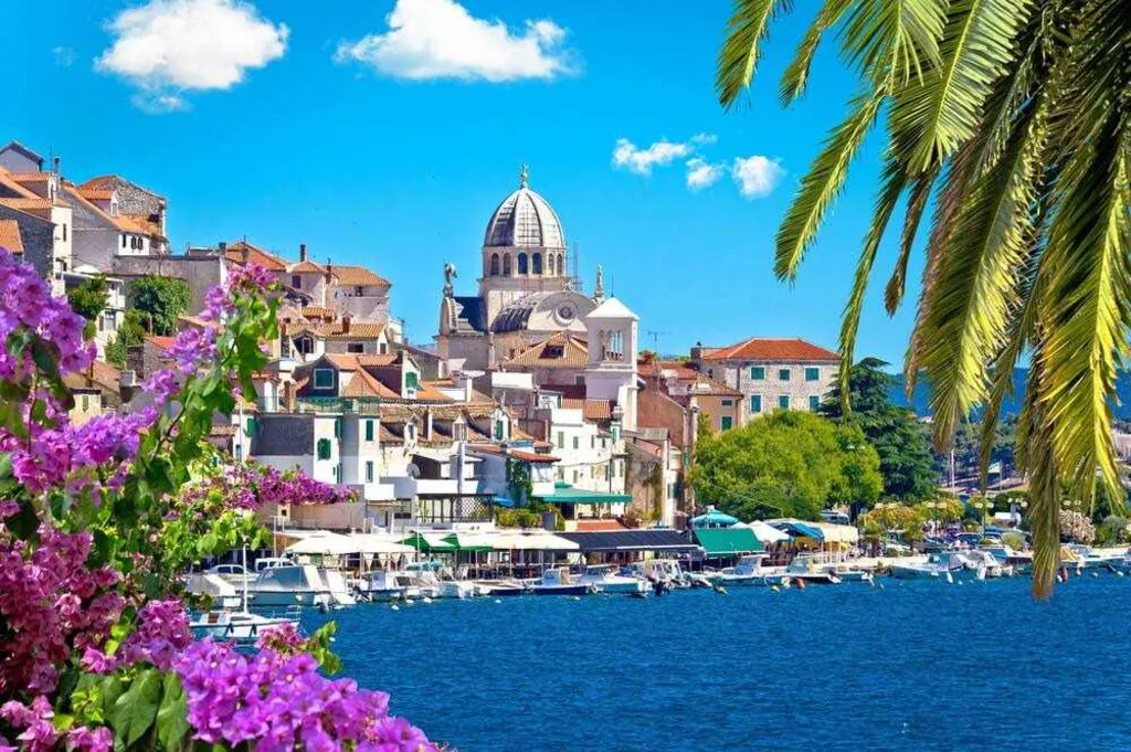 Two-Bedroom Apartment with Terrace in Šibenik