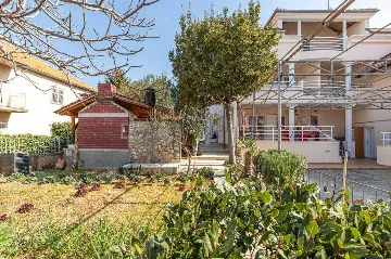 Garden-View Studio Apartment in Šibenik