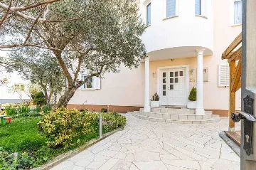 Garden-View Studio Apartment in Šibenik