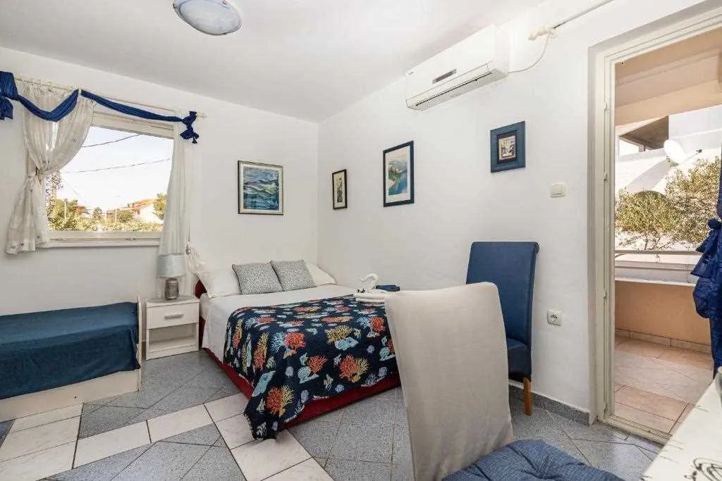 Garden-View Studio Apartment in Šibenik