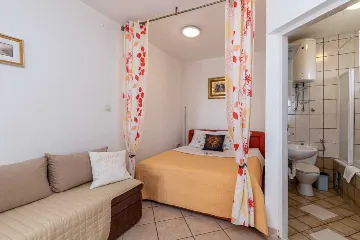 Studio Apartment in Šibenik for Up to 3 Guests