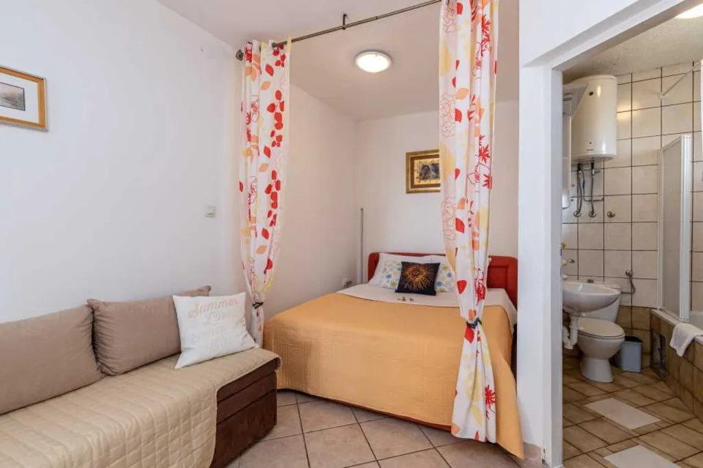 Studio Apartment in Šibenik for Up to 3 Guests