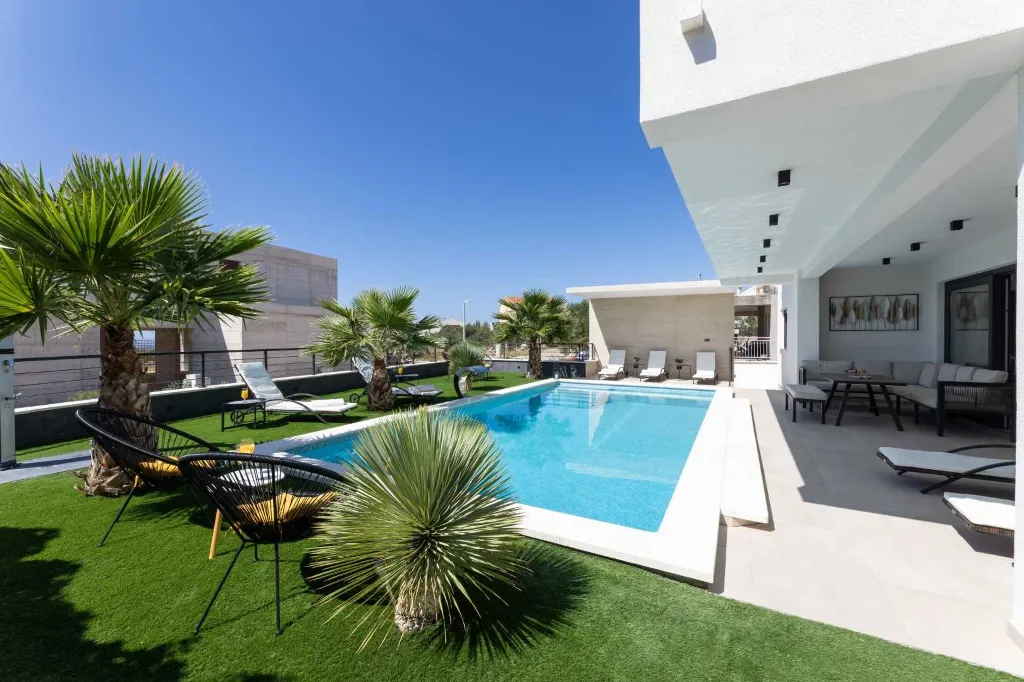 Villa in Primošten with Heated Pool for Up to 10